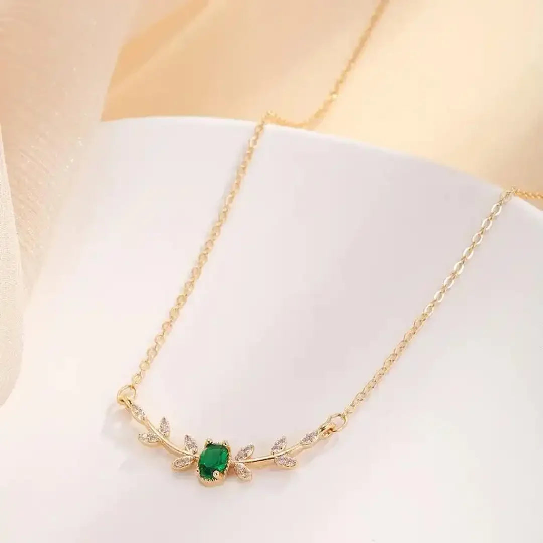 Maëlle | Pendentif Feuille Marquise Émeraude Classique – Élégance Intemporelle