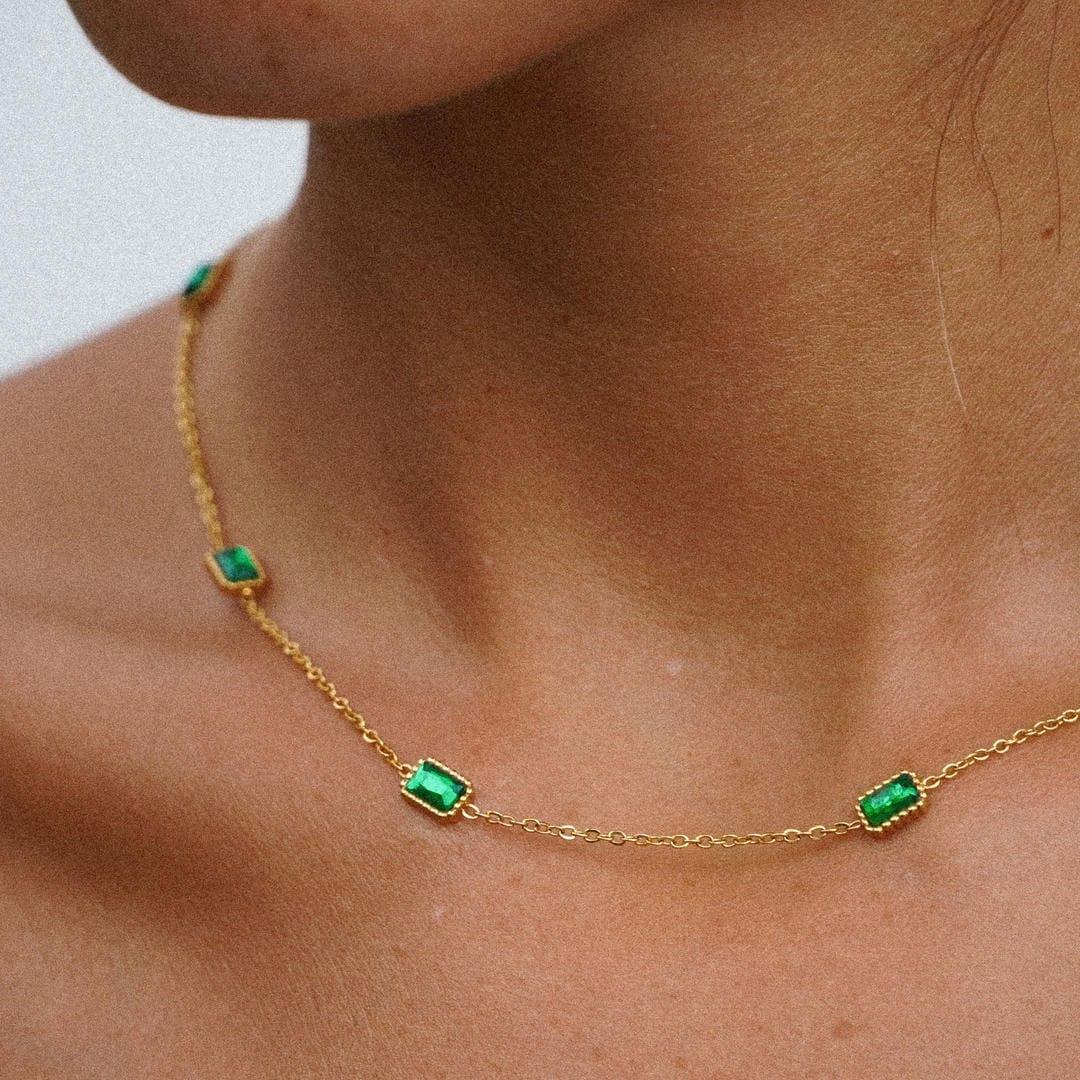 Apolline | Collier en chaîne dorée serti d'une pierre verte