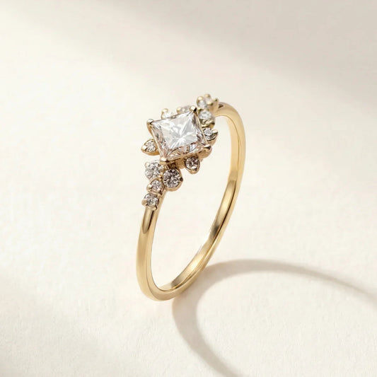 Raymonde | Bague sertie d'une pierre éblouissante