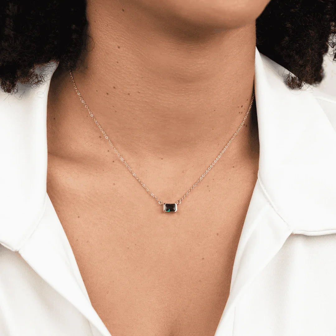 Fleur | Collier doré en Émeraude Verte — Élégance florale