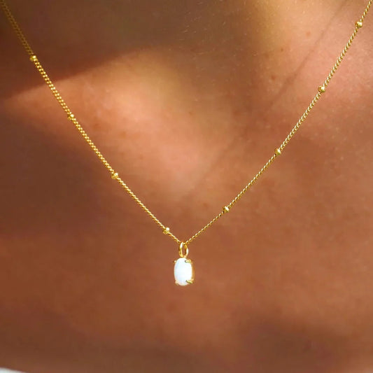 Marion | Collier en perles dorées avec pendentif en opale – bijou élégant et lumineux