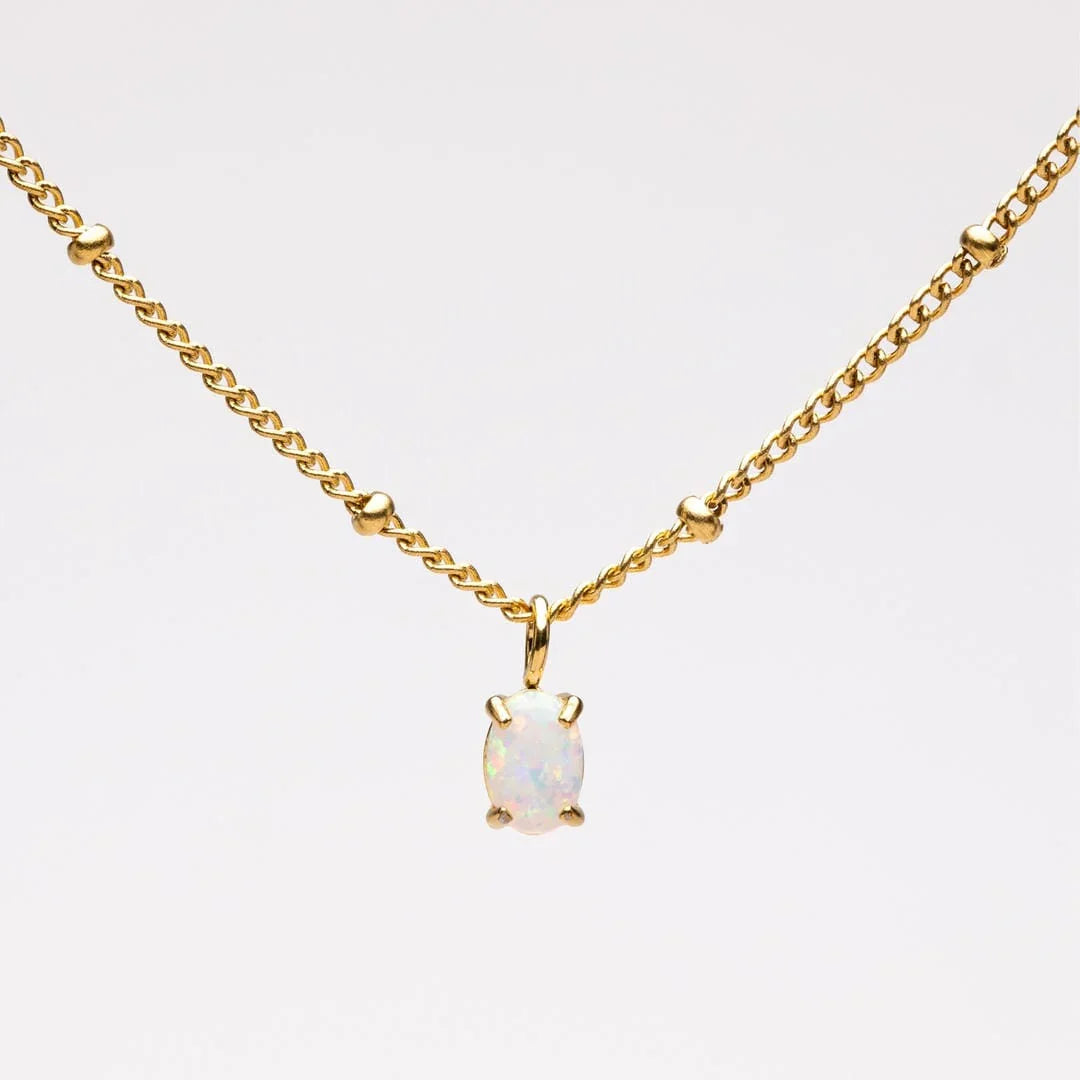 Marion | Collier en perles dorées avec pendentif en opale – bijou élégant et lumineux